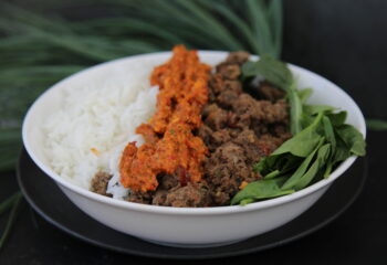 GROUND BEEF WITH ROASTED RED PEPPER SAUCE